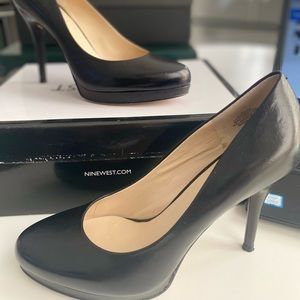 Nine West Leather pump. Used once. In great condition.